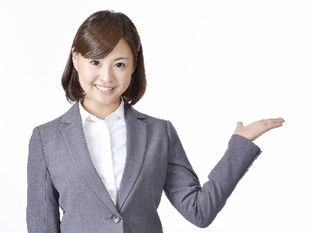 紹介する女性