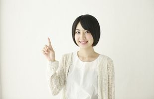 指を指し示す女性